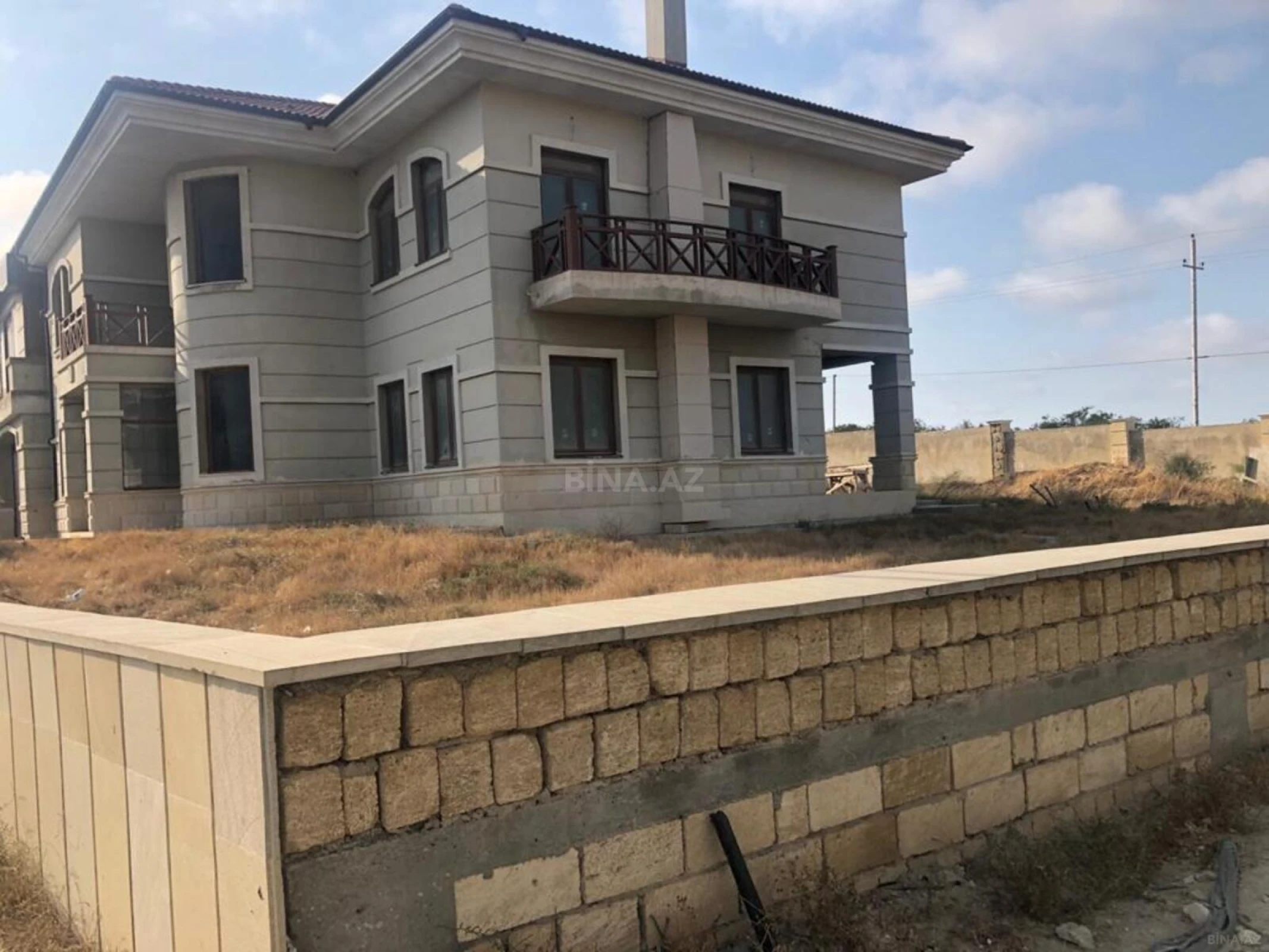 Satılır 8 otaqlı həyət evi 300 m²