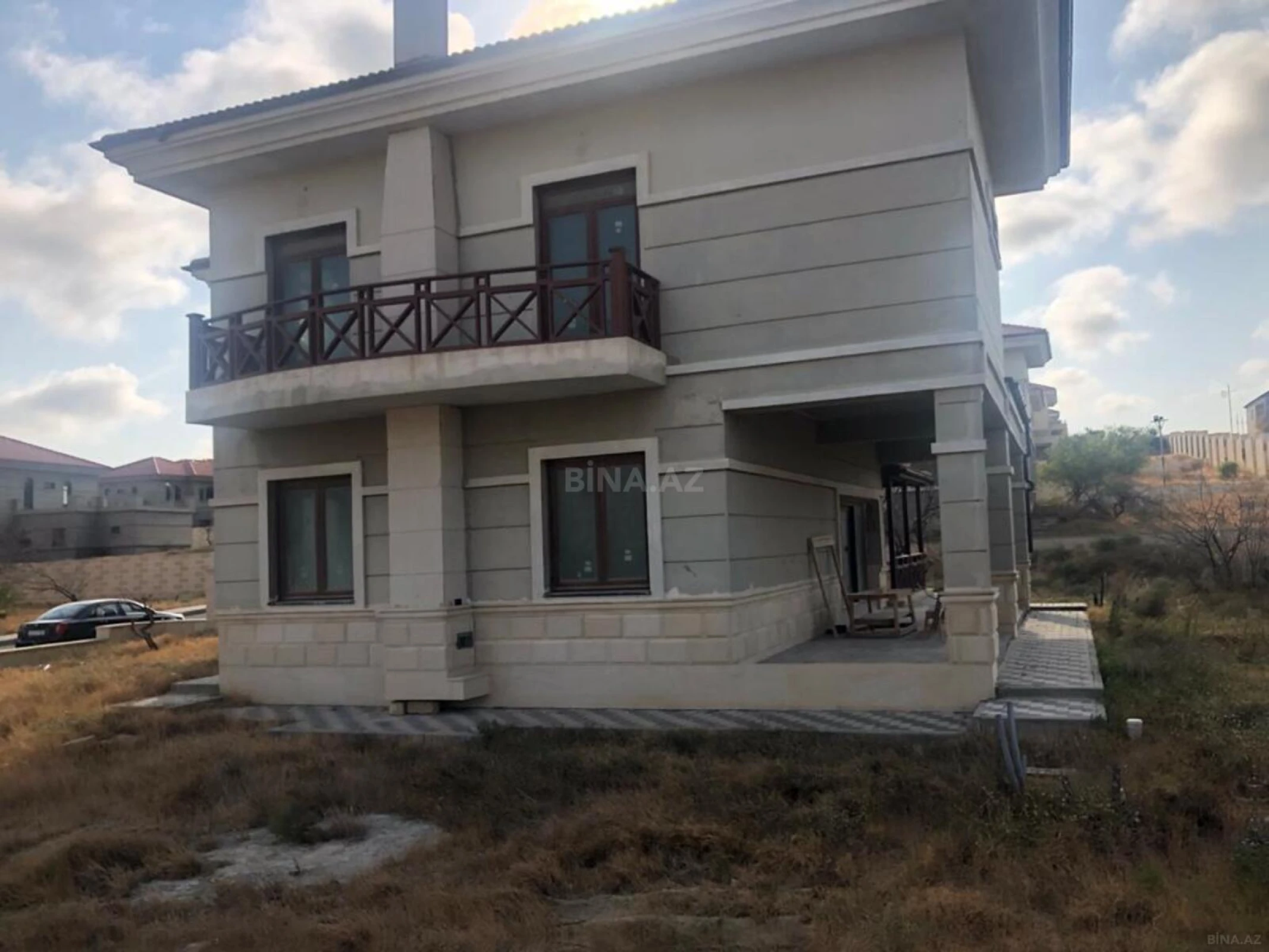 Satılır 8 otaqlı həyət evi 300 m²