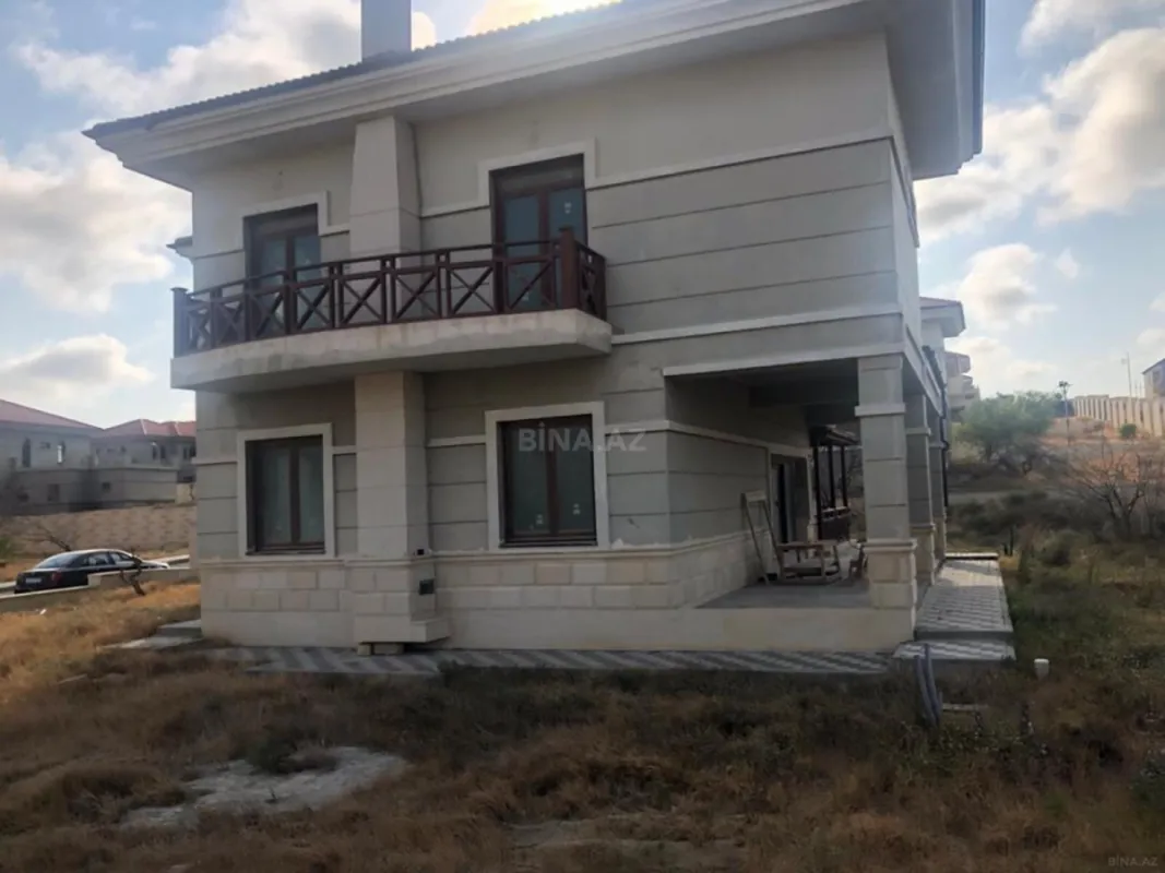 Satılır 8 otaqlı həyət evi 300 m²