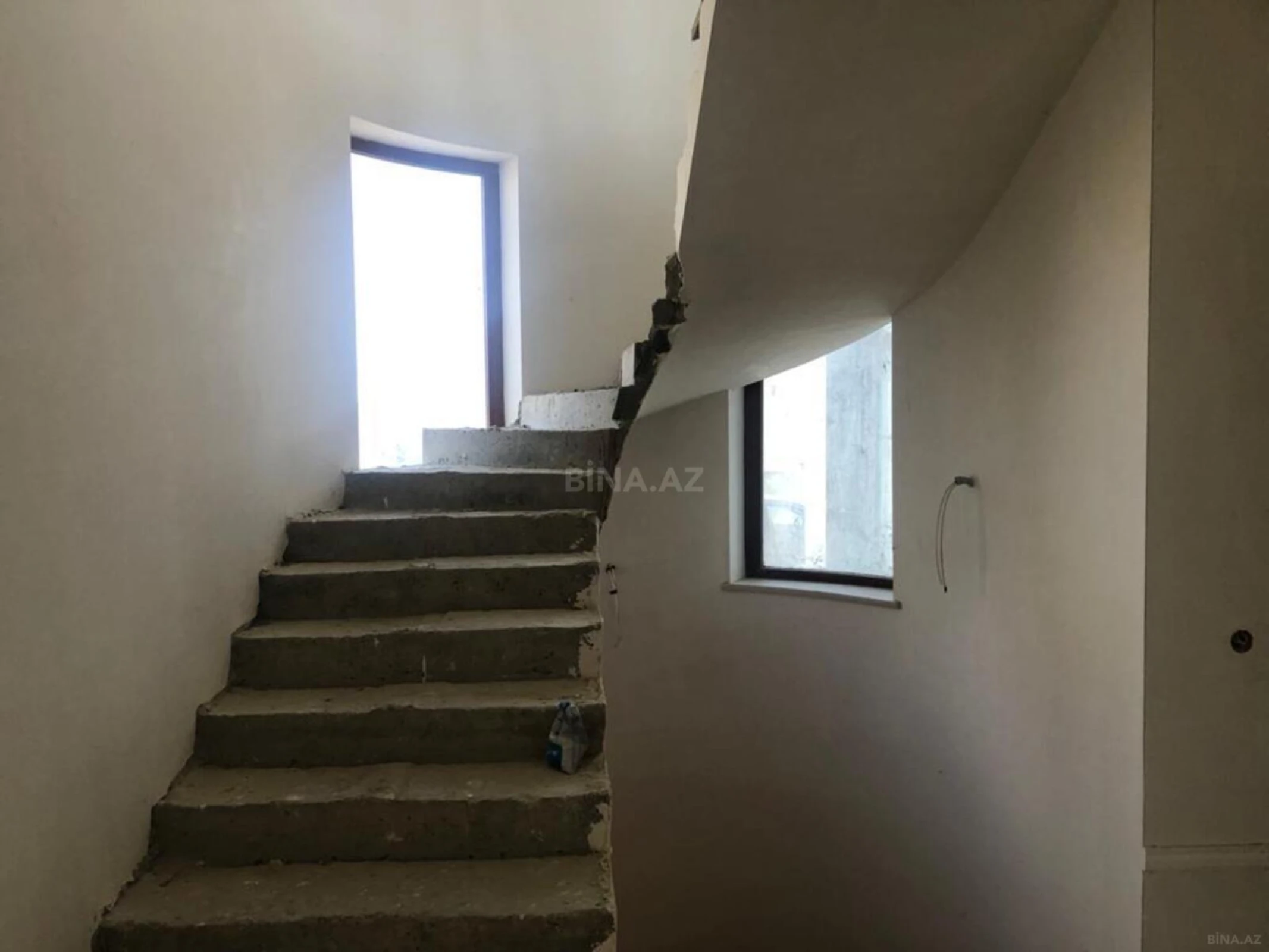 Satılır 8 otaqlı həyət evi 300 m²