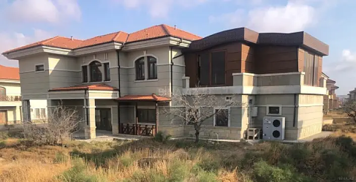 Satılır 8 otaqlı həyət evi 300 m²
