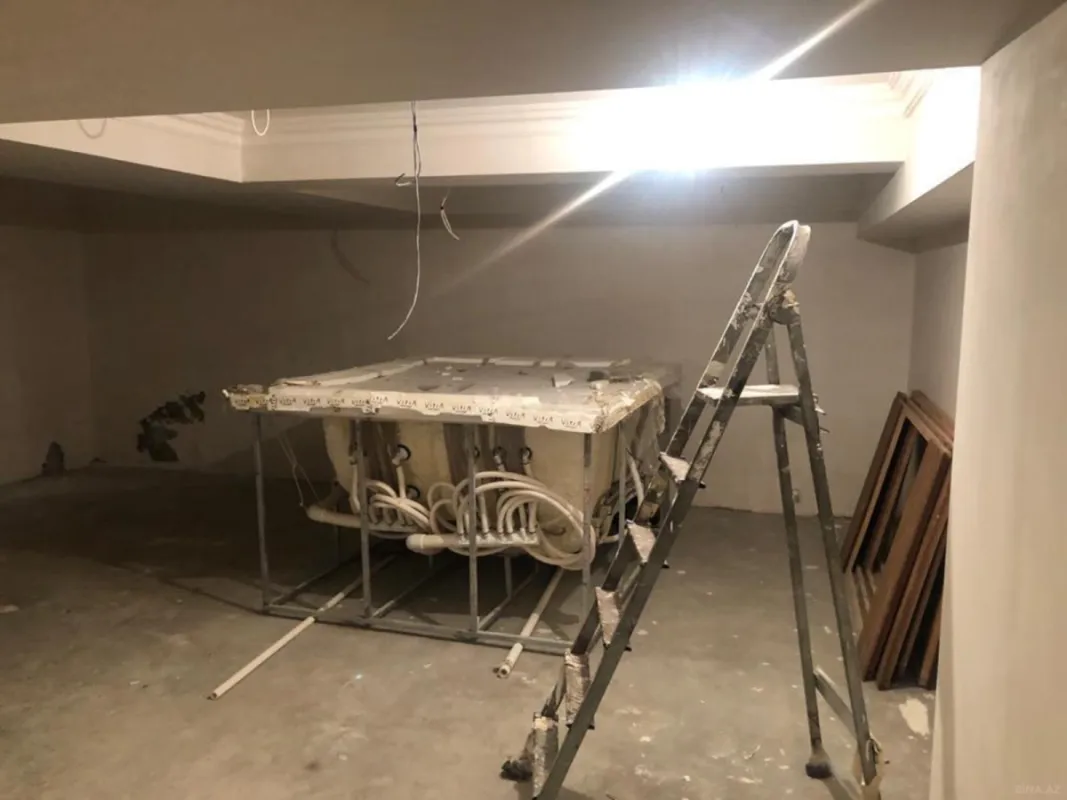 Satılır 8 otaqlı həyət evi 300 m²