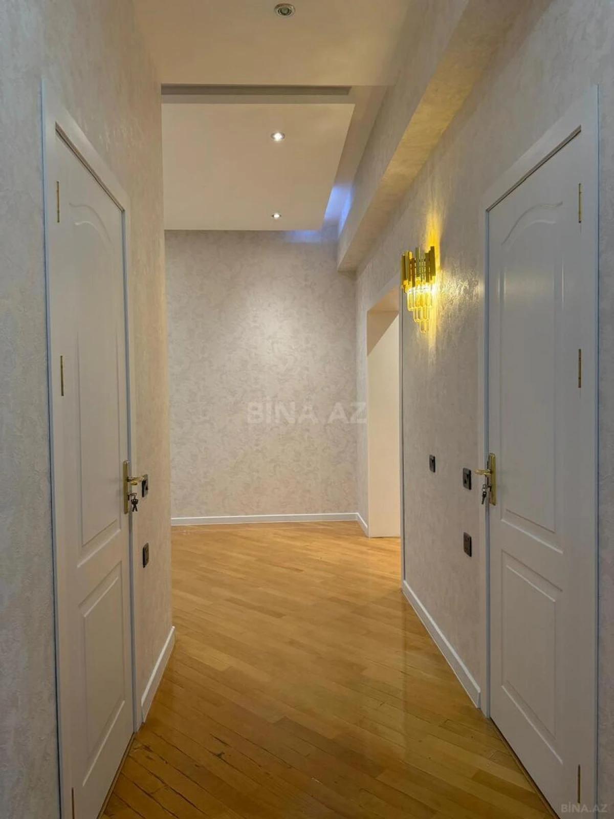 Satılır 3 otaqlı mənzil 122 m²