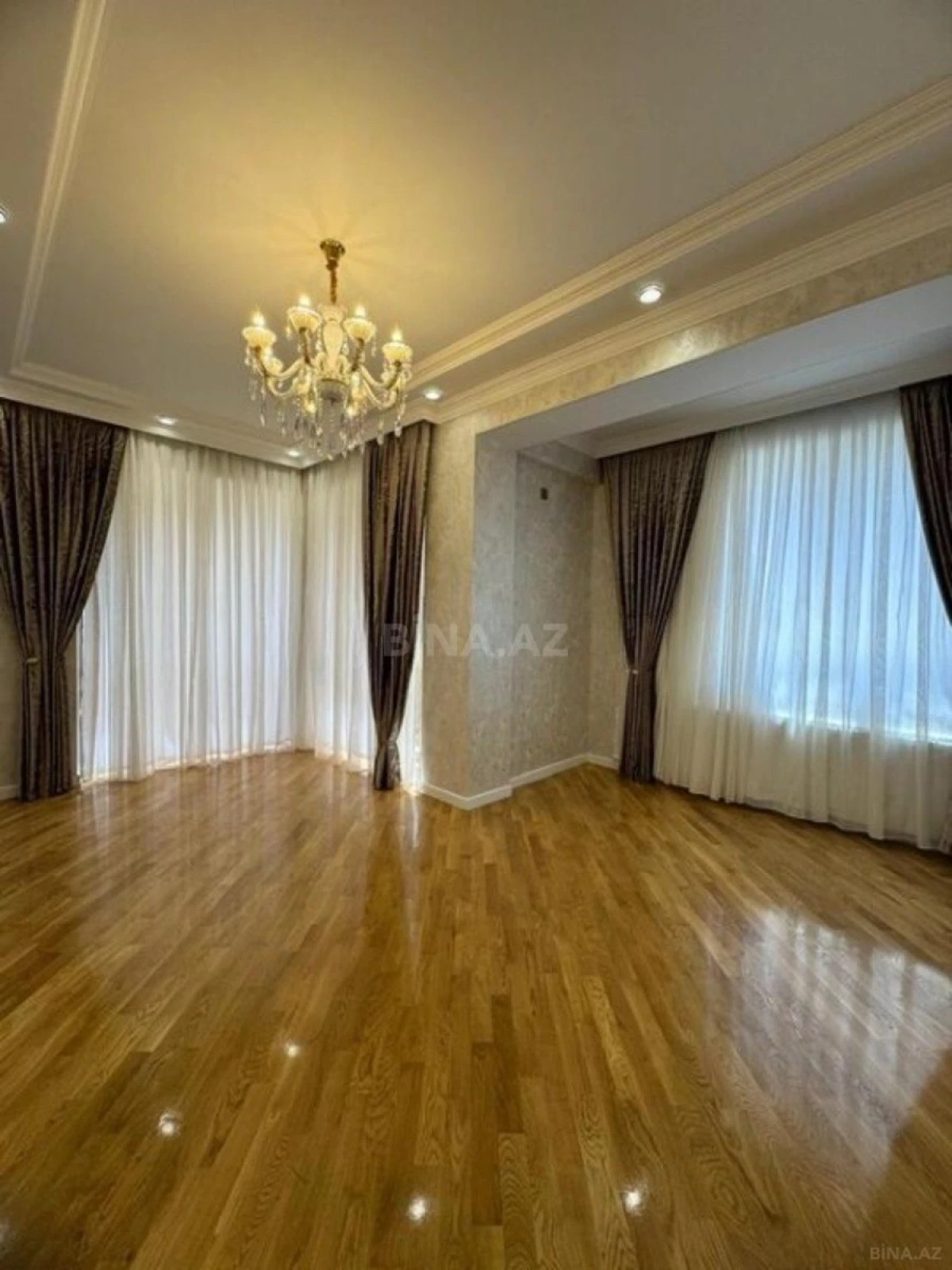 Satılır 3 otaqlı mənzil 137 m²