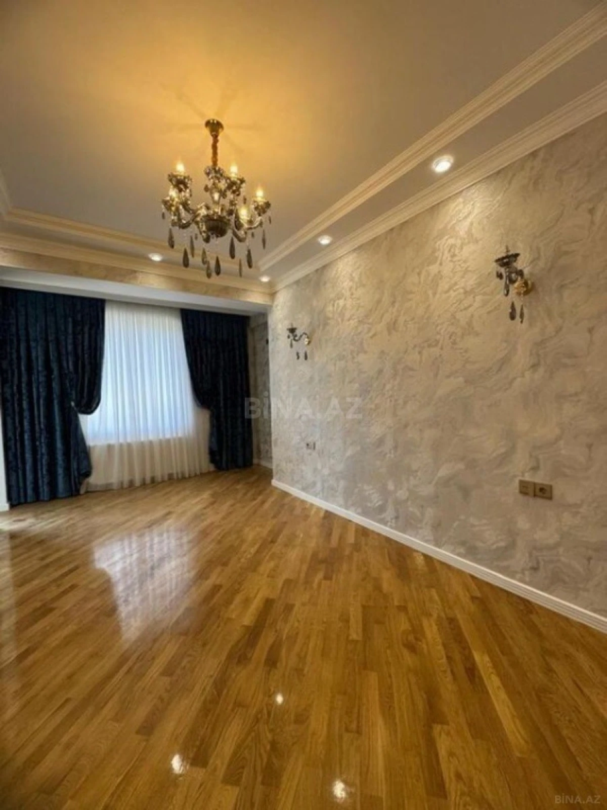 Satılır 3 otaqlı mənzil 137 m²