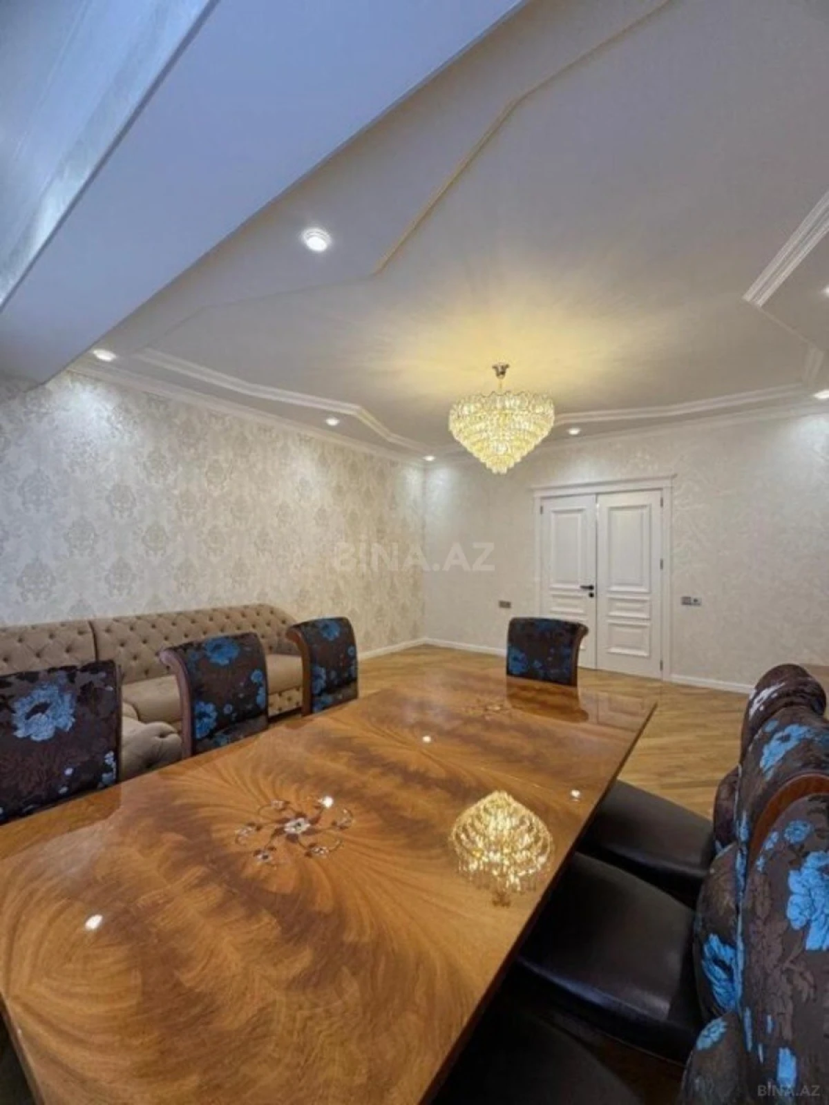 Satılır 3 otaqlı mənzil 137 m²
