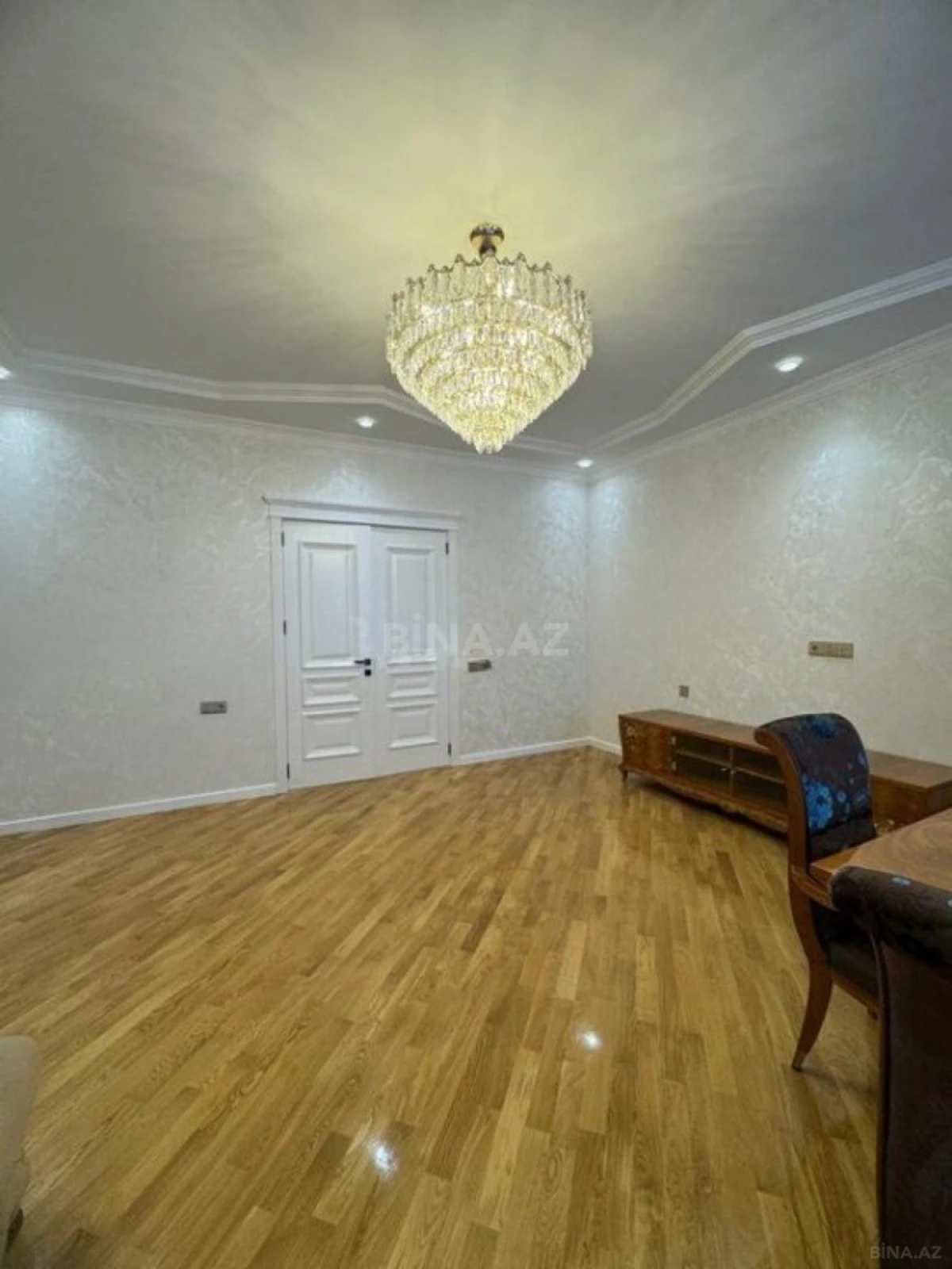 Satılır 3 otaqlı mənzil 137 m²