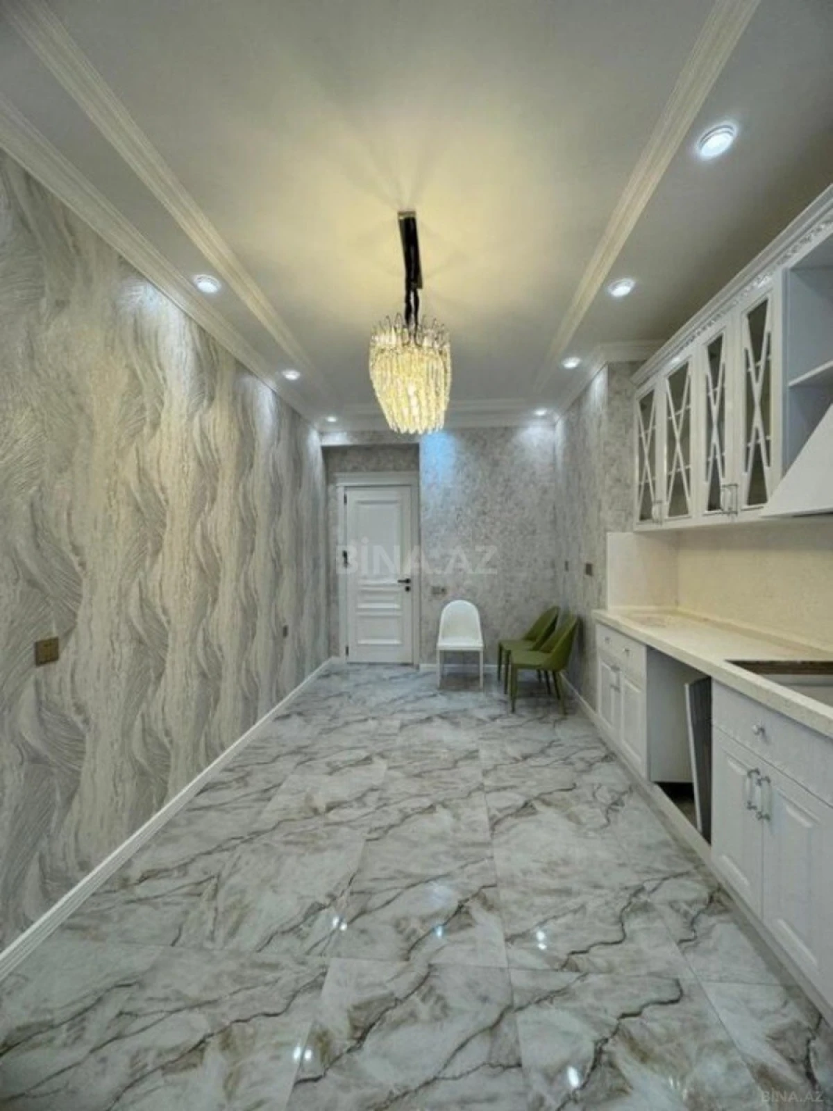 Satılır 3 otaqlı mənzil 137 m²