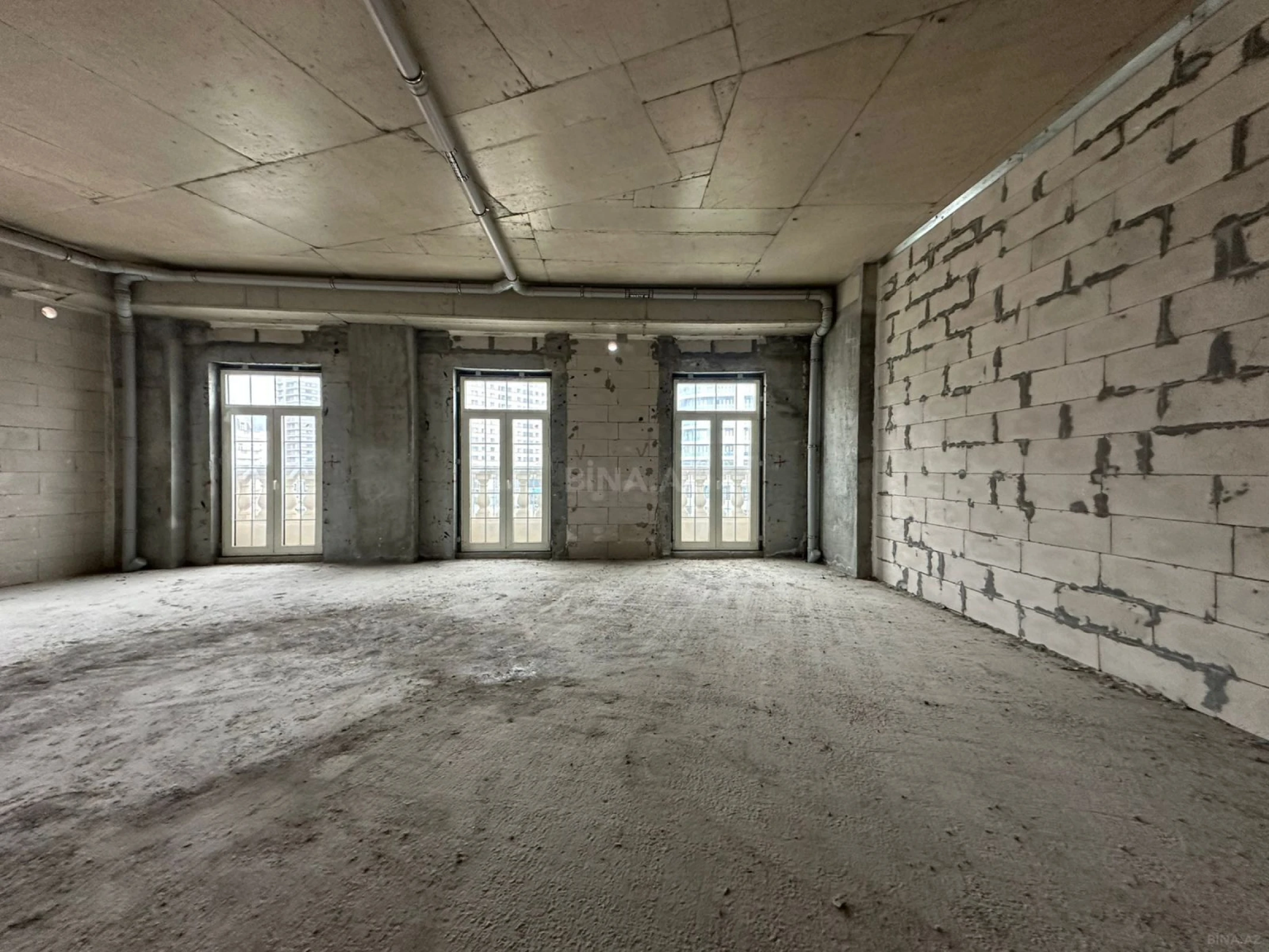 Satılır 4 otaqlı mənzil 232 m²