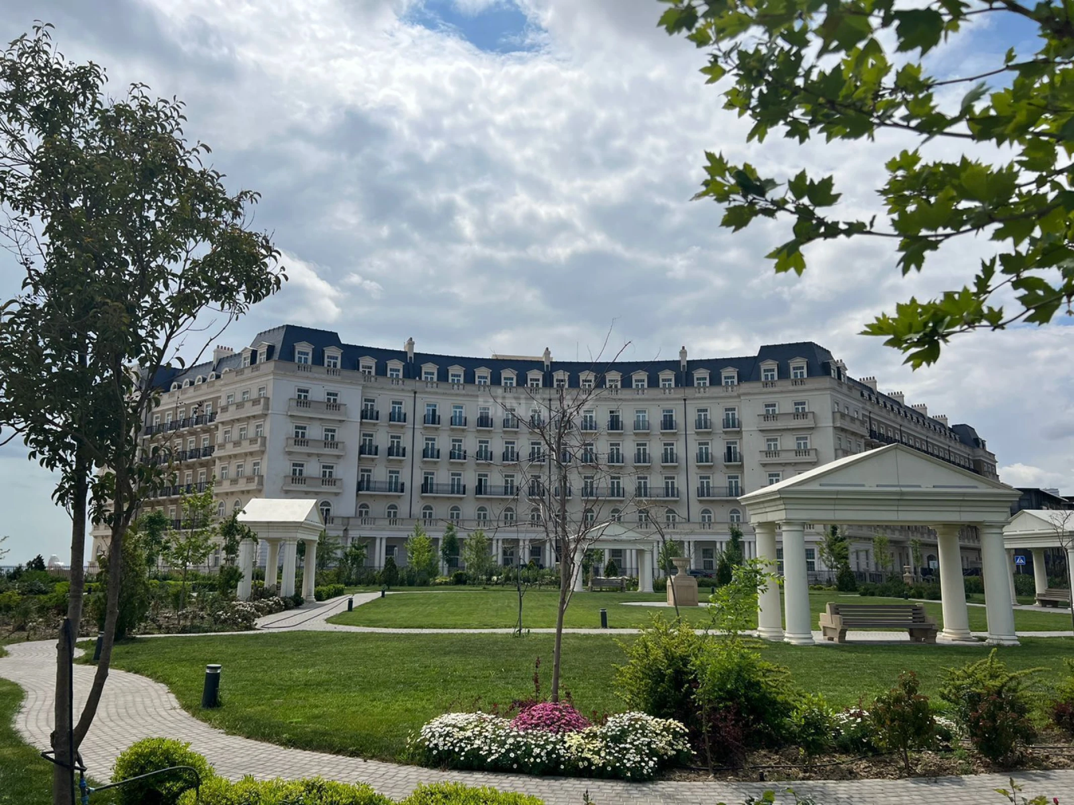 Satılır 4 otaqlı mənzil 232 m²