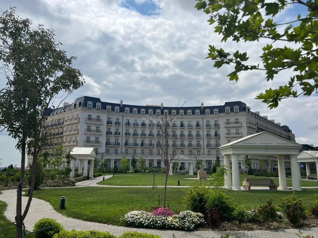 Satılır 4 otaqlı mənzil 232 m²