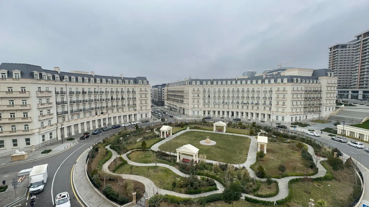 Satılır 4 otaqlı mənzil 232 m²