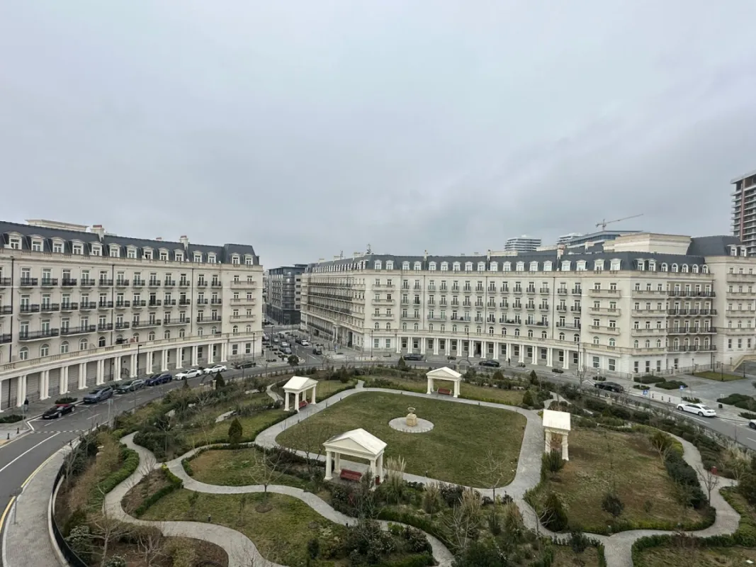 Satılır 4 otaqlı mənzil 232 m²