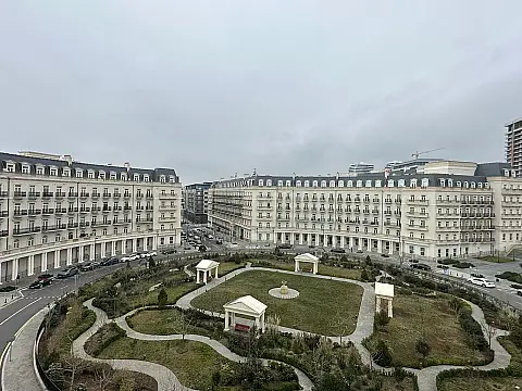 Satılır 4 otaqlı mənzil 232 m²