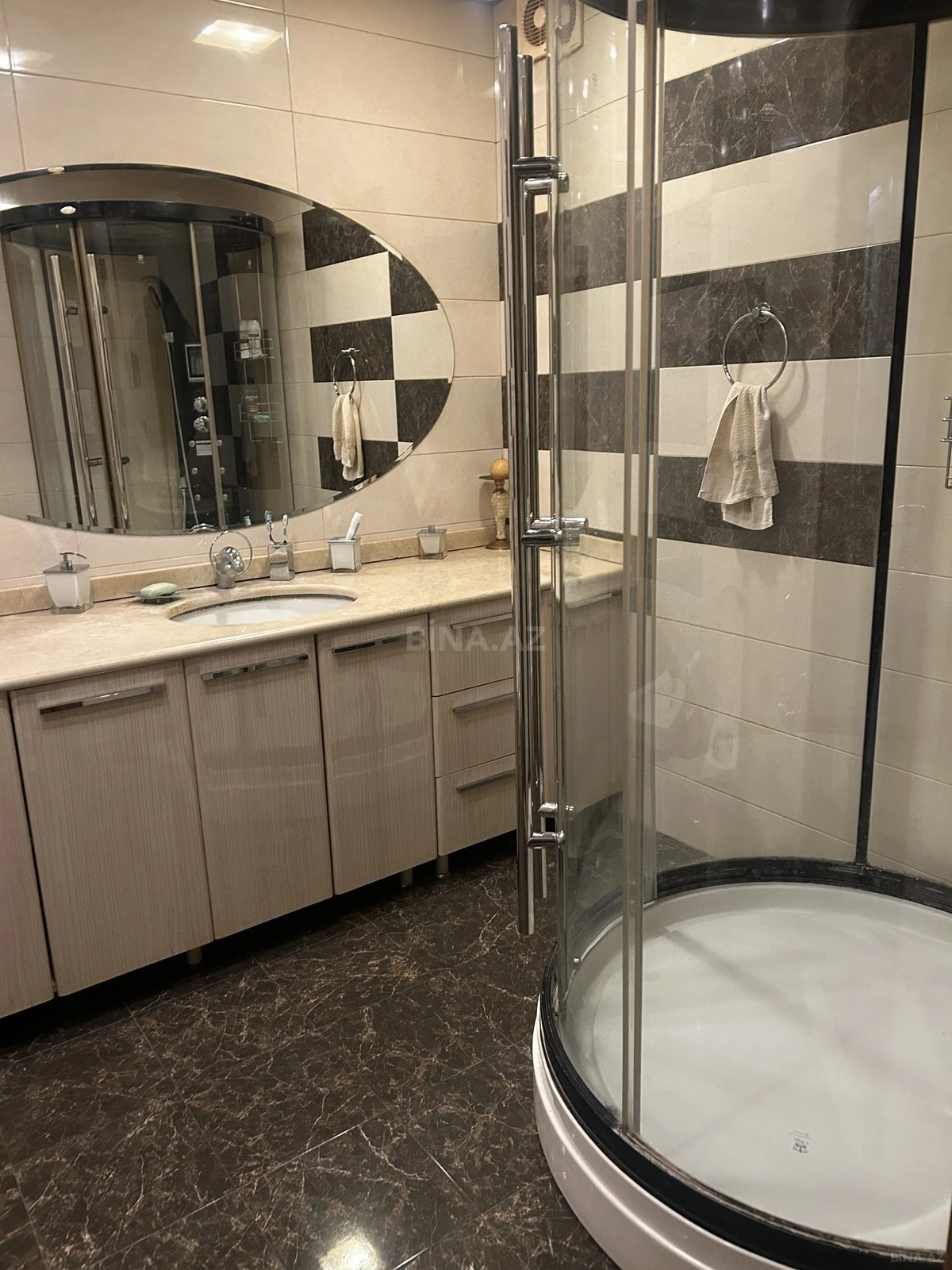 Satılır 6 otaqlı mənzil 200 m²