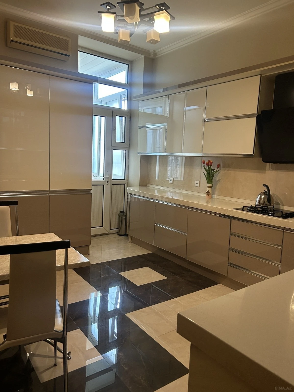 Satılır 6 otaqlı mənzil 200 m²