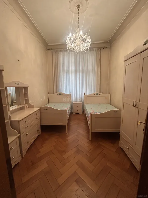 Satılır 6 otaqlı mənzil 200 m²