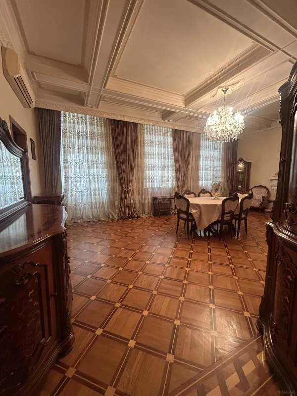 Satılır 6 otaqlı mənzil 200 m²