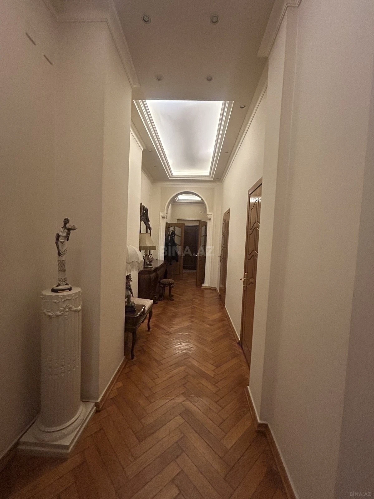 Satılır 6 otaqlı mənzil 200 m²