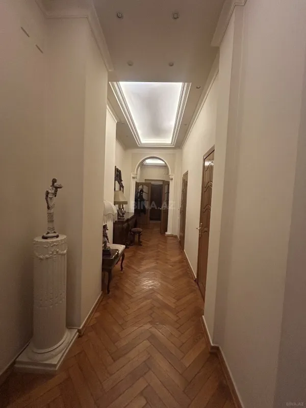 Satılır 6 otaqlı mənzil 200 m²