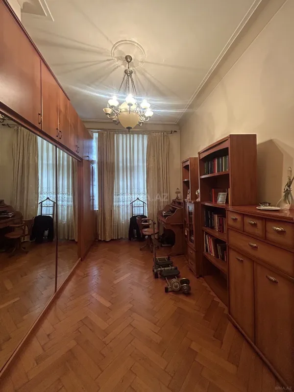 Satılır 6 otaqlı mənzil 200 m²