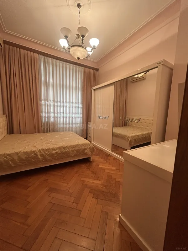 Satılır 6 otaqlı mənzil 200 m²