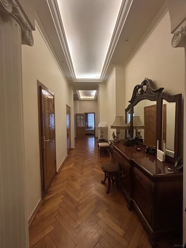 Satılır 6 otaqlı mənzil 200 m²