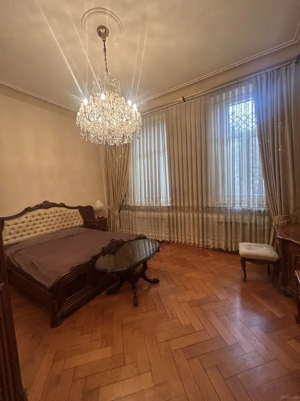 Satılır 6 otaqlı mənzil 200 m²