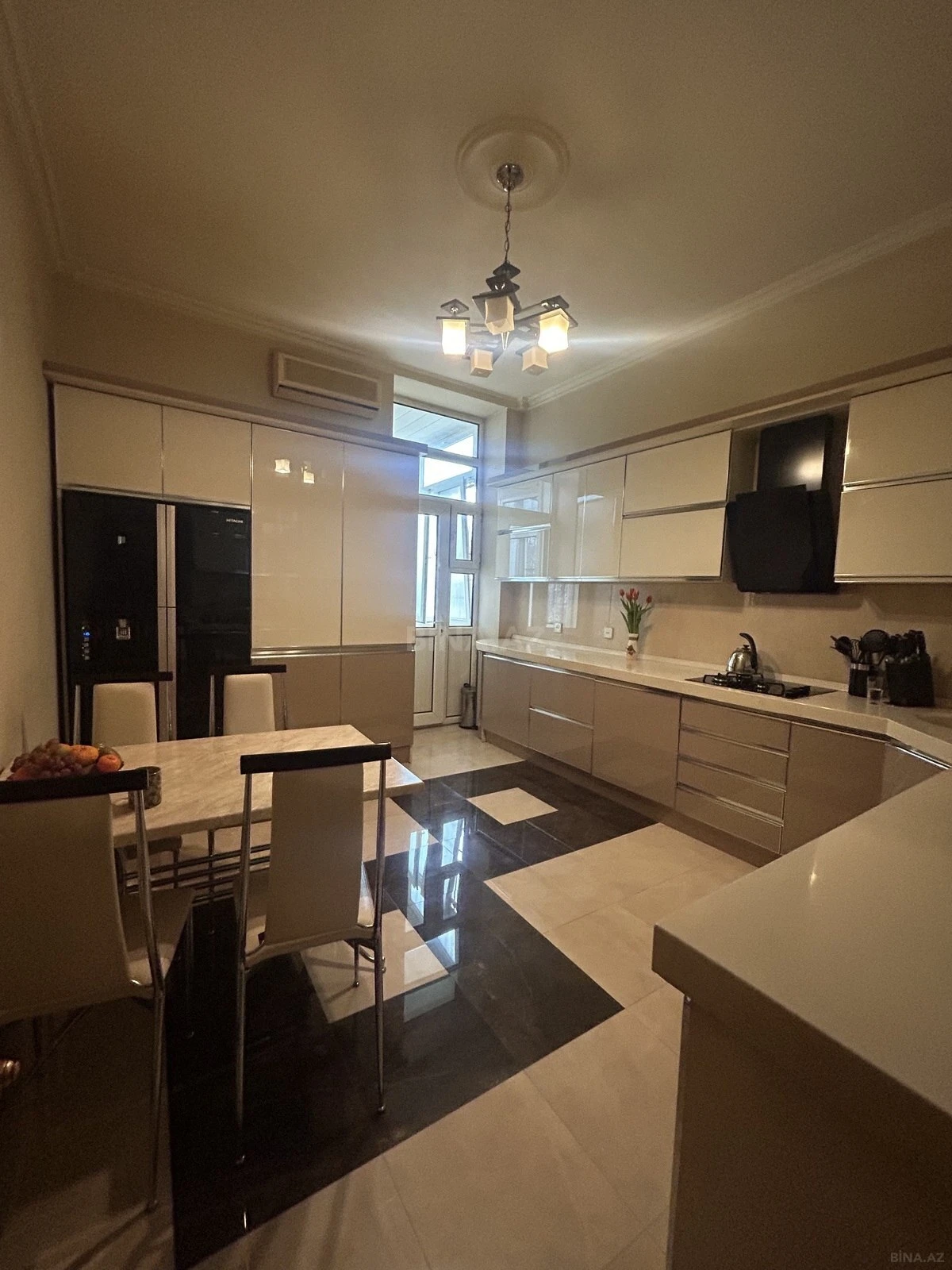 Satılır 6 otaqlı mənzil 200 m²