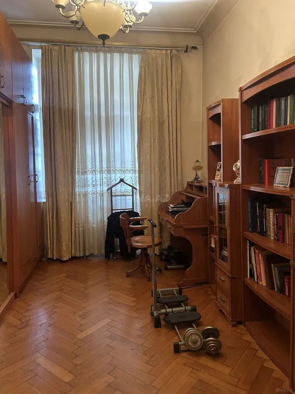 Satılır 6 otaqlı mənzil 200 m²