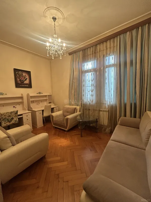 Satılır 6 otaqlı mənzil 200 m²