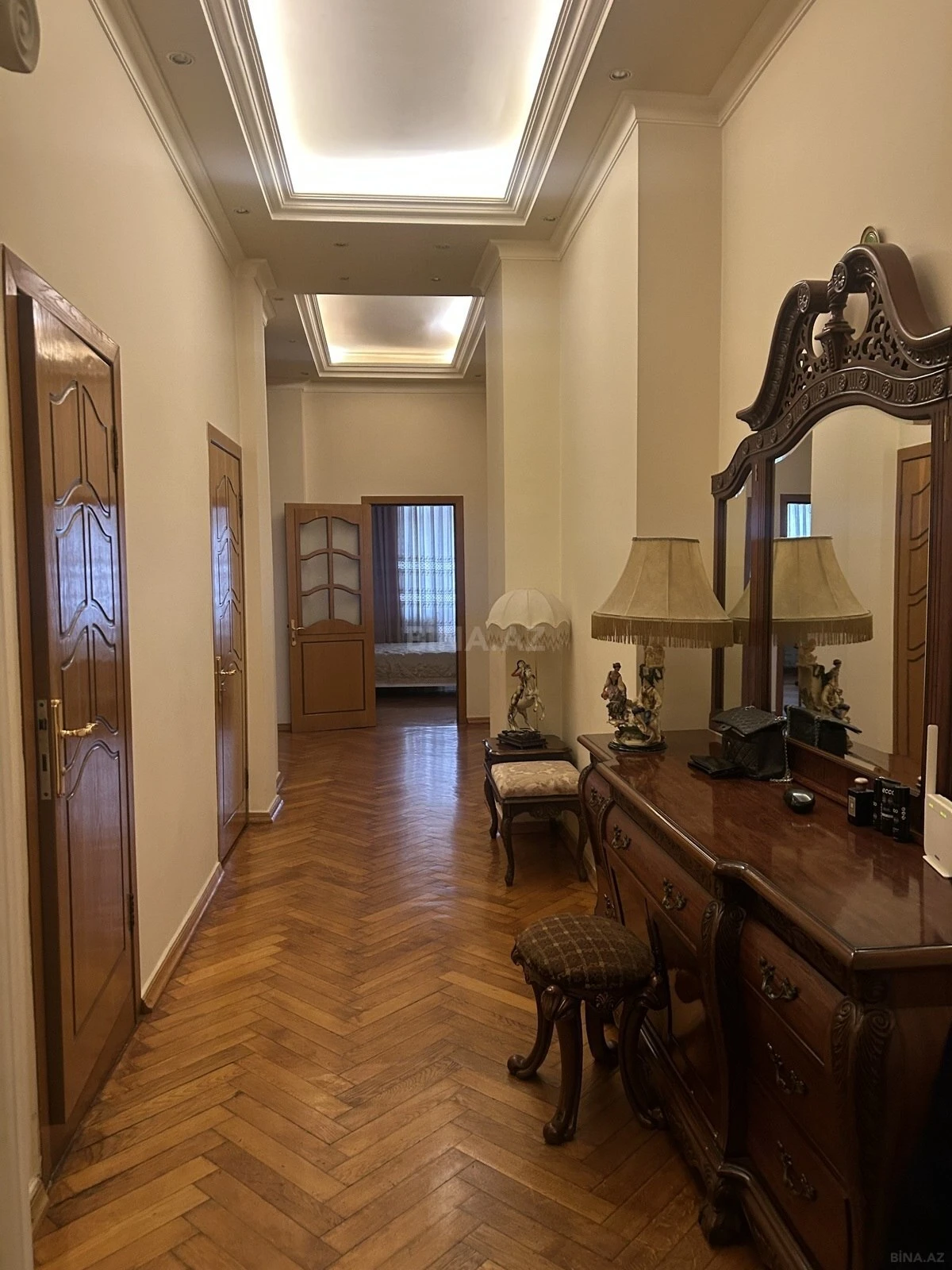 Satılır 6 otaqlı mənzil 200 m²