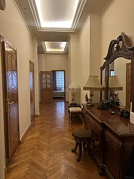 Satılır 6 otaqlı mənzil 200 m²