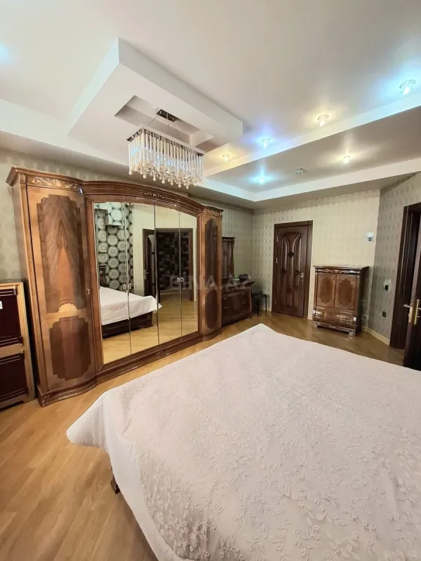 Satılır 4 otaqlı mənzil 177 m²