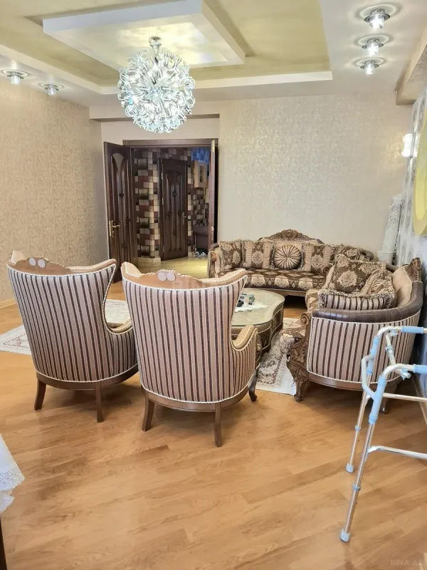 Satılır 4 otaqlı mənzil 177 m²