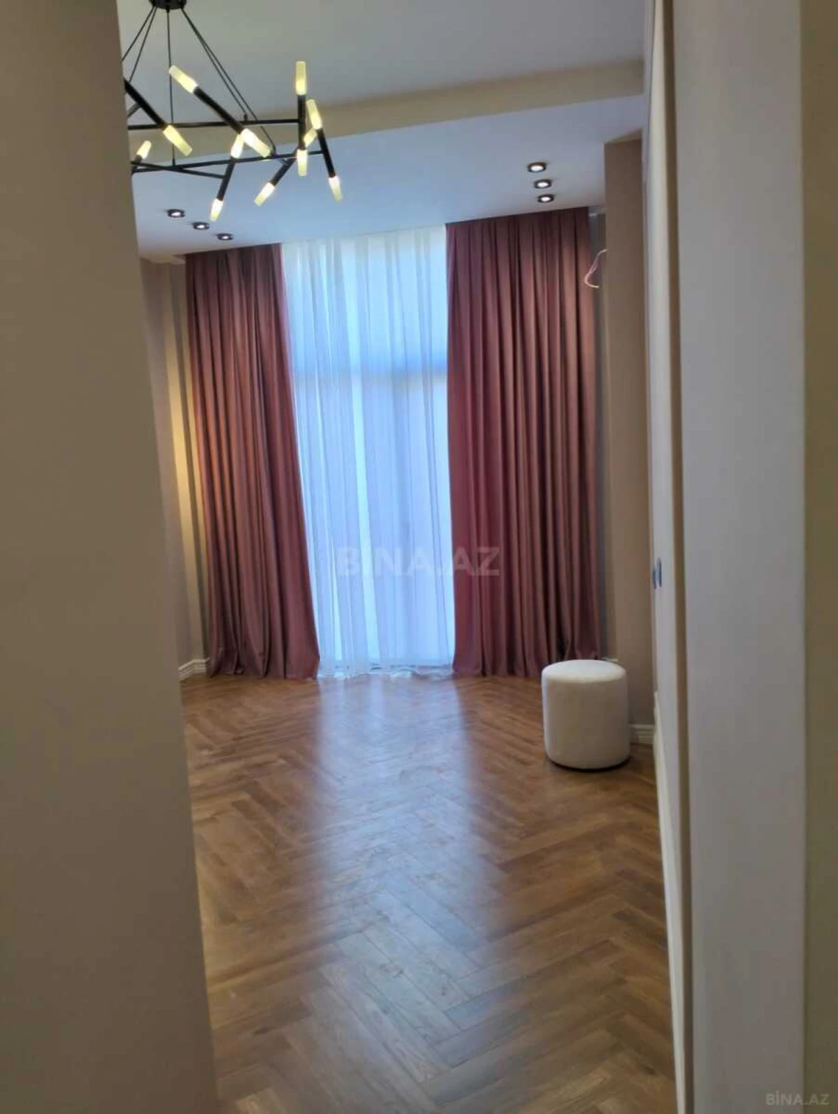 Satılır 3 otaqlı mənzil 132 m²