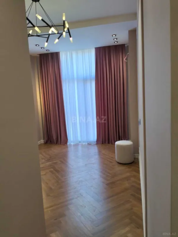 Satılır 3 otaqlı mənzil 132 m²