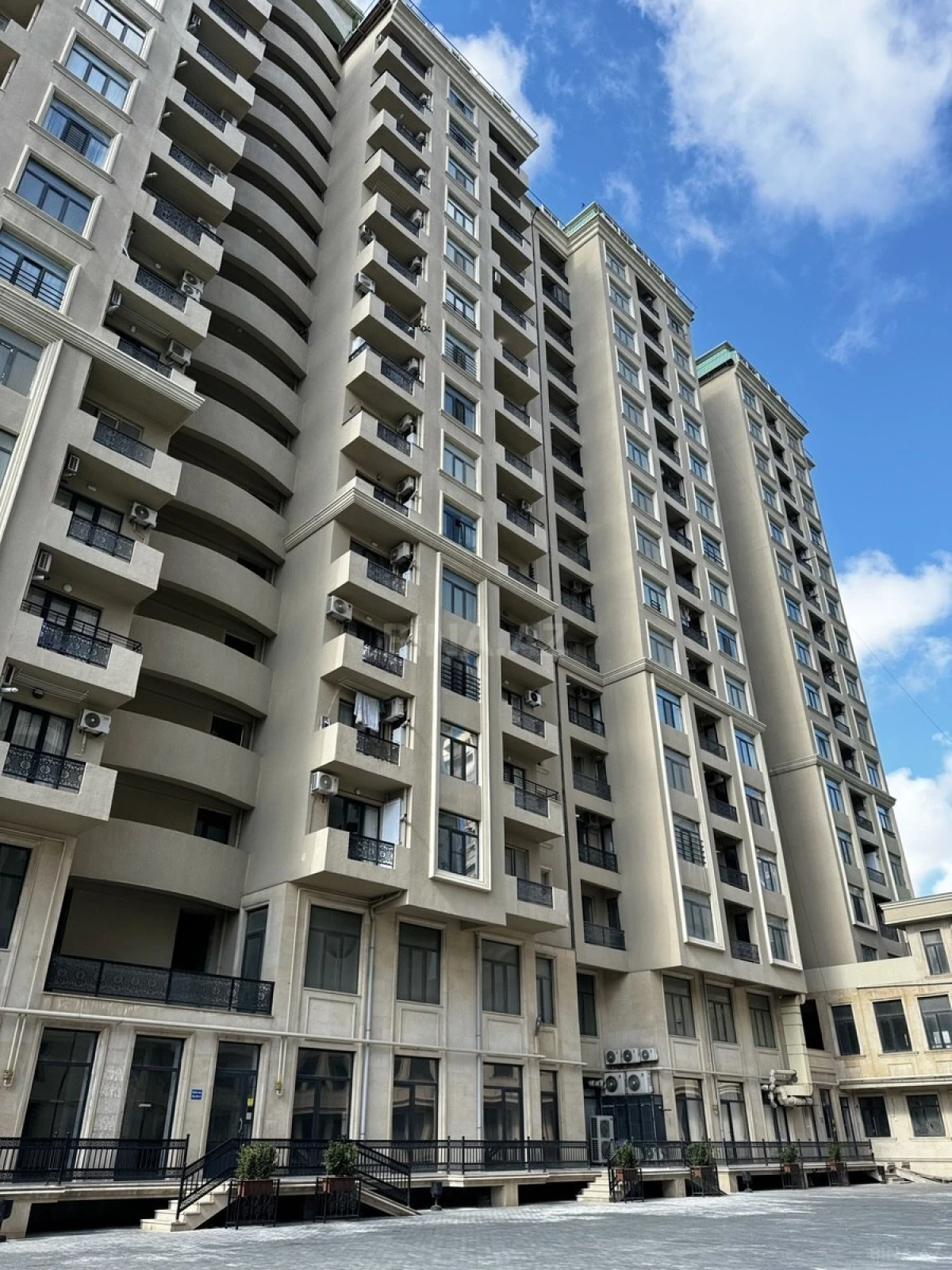 Satılır 2 otaqlı mənzil 79 m²