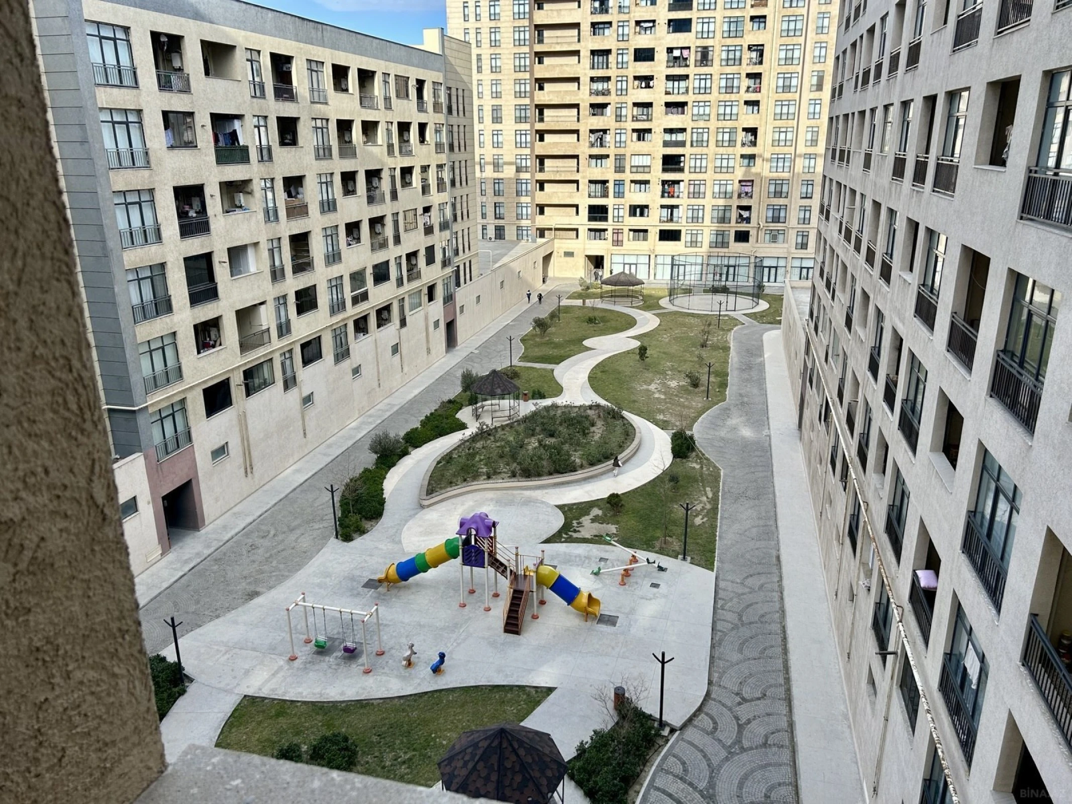 Satılır 3 otaqlı mənzil 98 m²