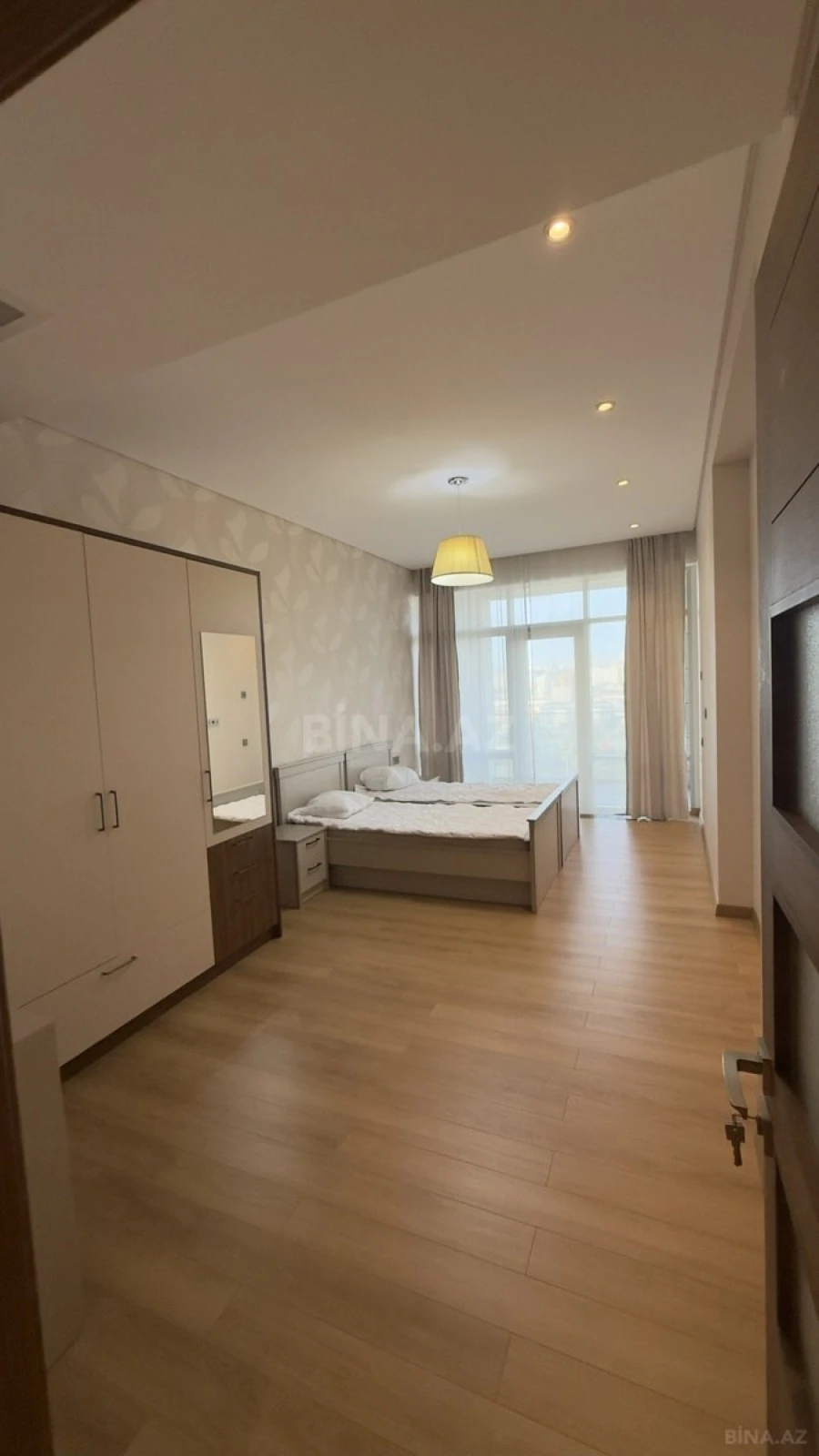 Kirayə verilir 4 otaqlı mənzil 201.2 m²