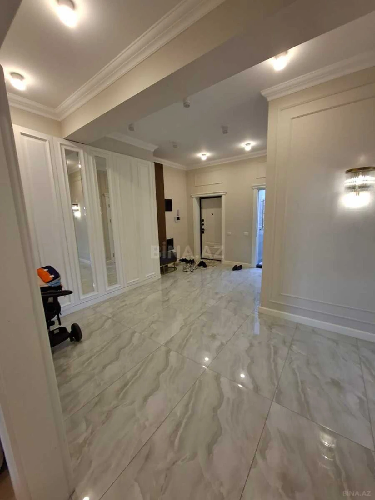 Satılır 3 otaqlı mənzil 137 m²