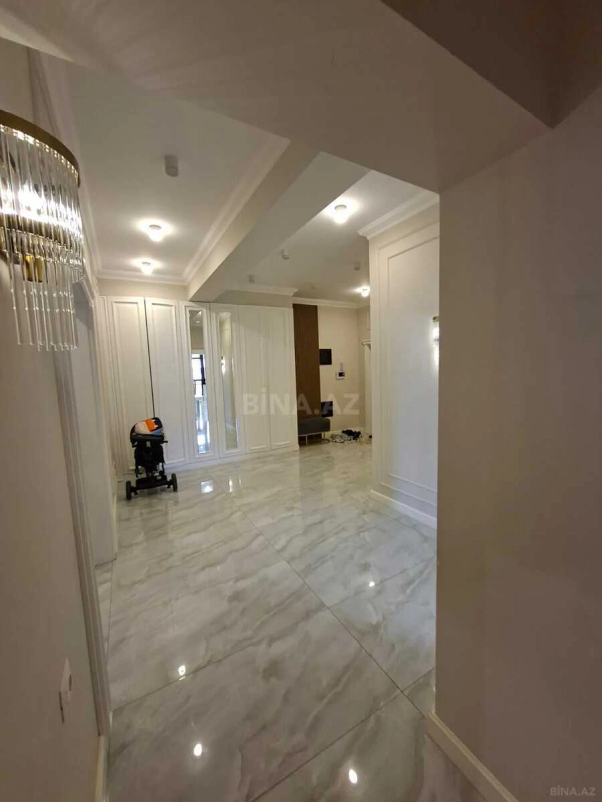 Satılır 3 otaqlı mənzil 137 m²