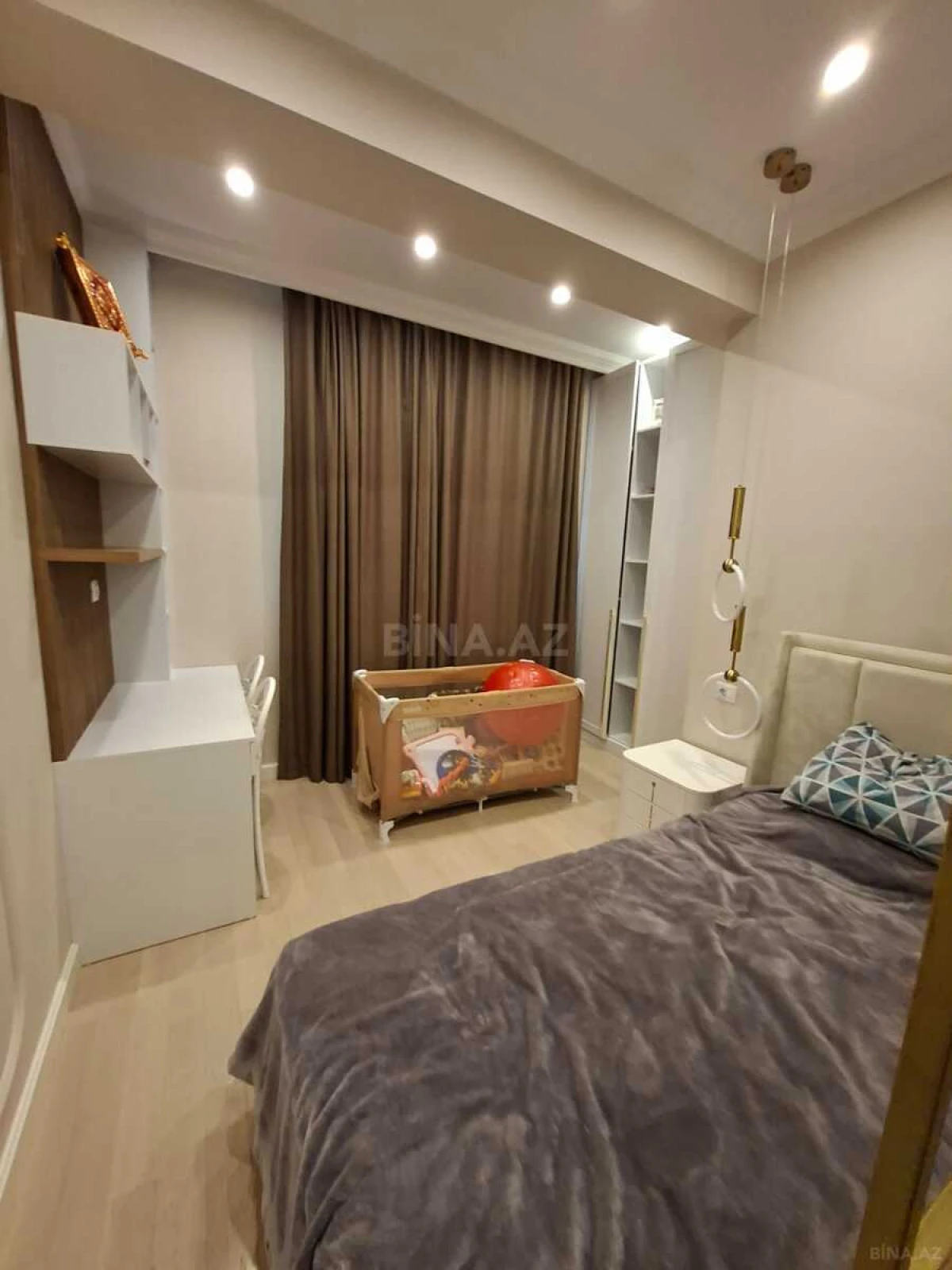 Satılır 3 otaqlı mənzil 137 m²