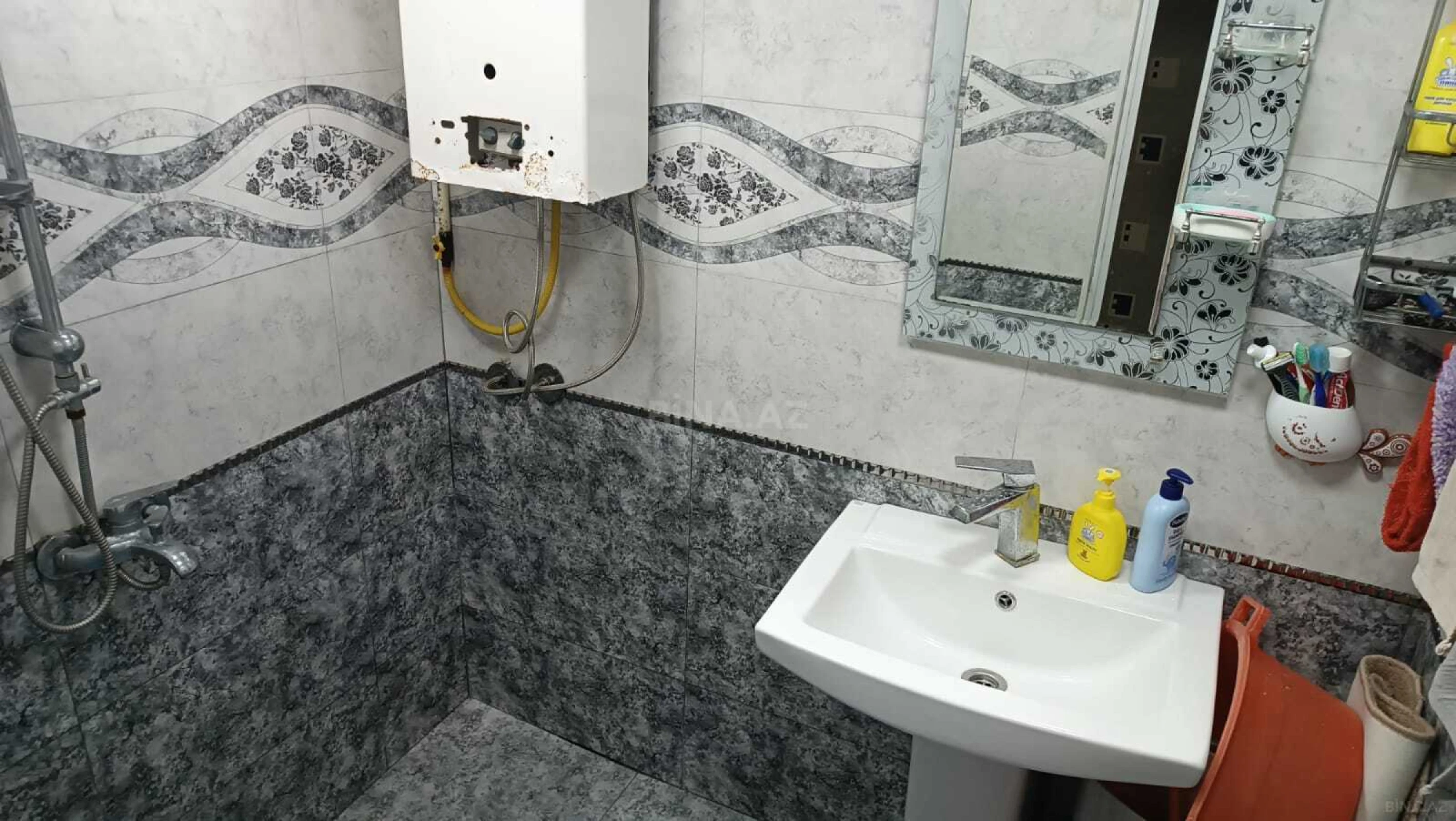 Satılır 4 otaqlı mənzil 110 m²