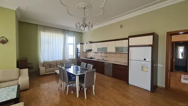 Kirayə verilir 7 otaqlı həyət evi 300 m²