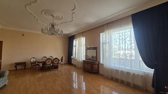 Kirayə verilir 7 otaqlı həyət evi 300 m²