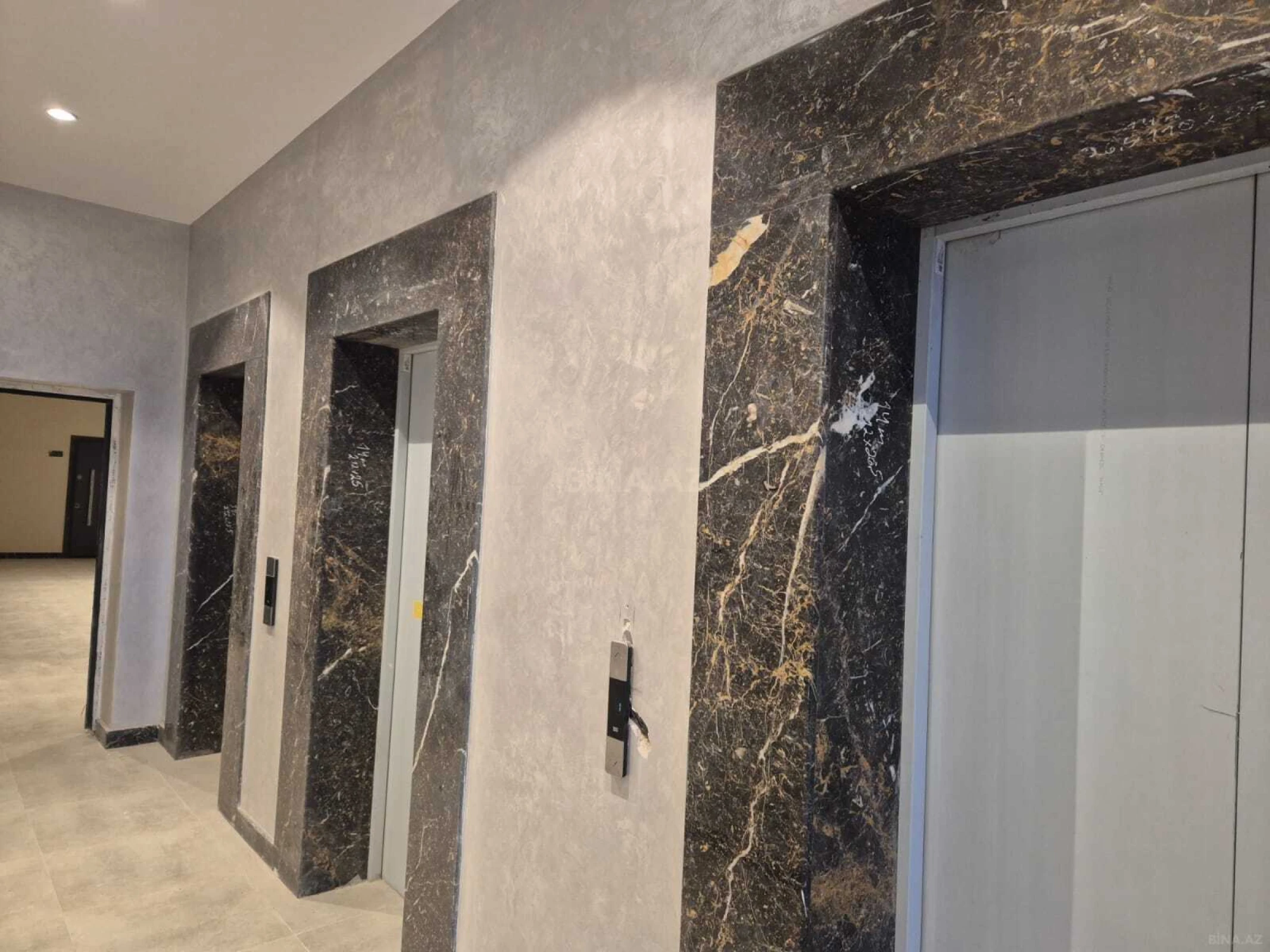 Satılır 2 otaqlı mənzil 117 m²