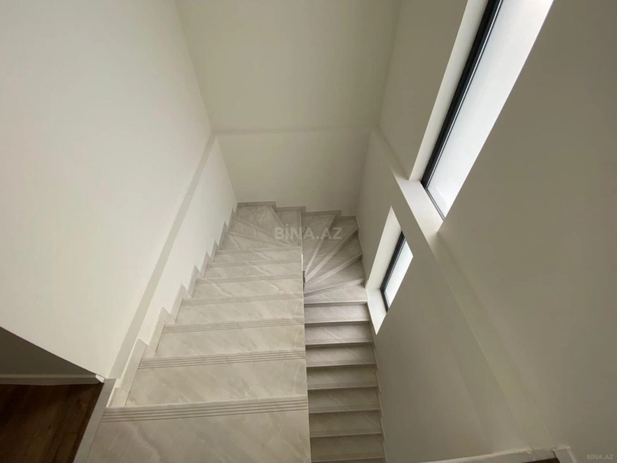 Satılır 5 otaqlı həyət evi 190 m²