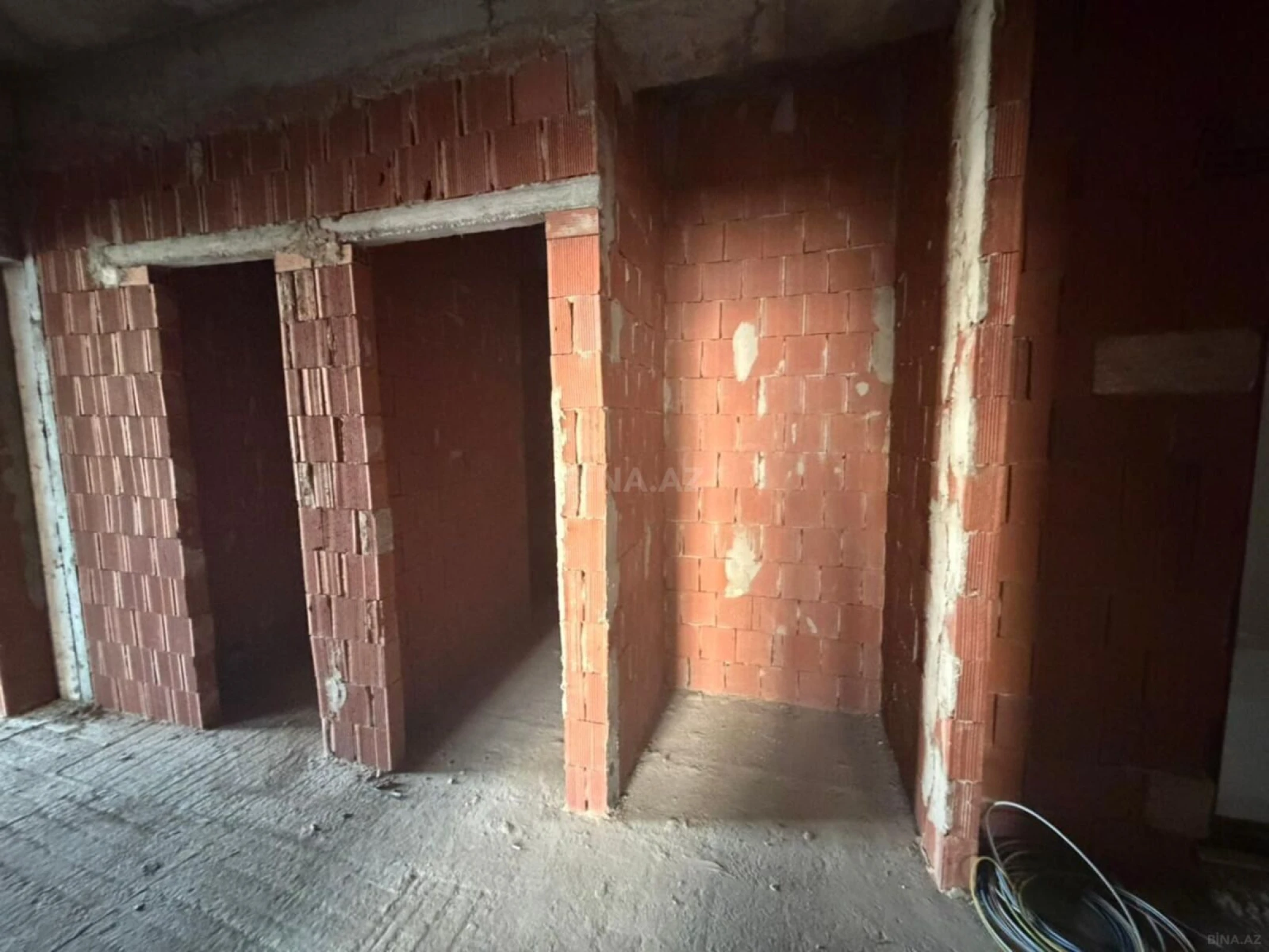 Satılır 4 otaqlı mənzil 147 m²