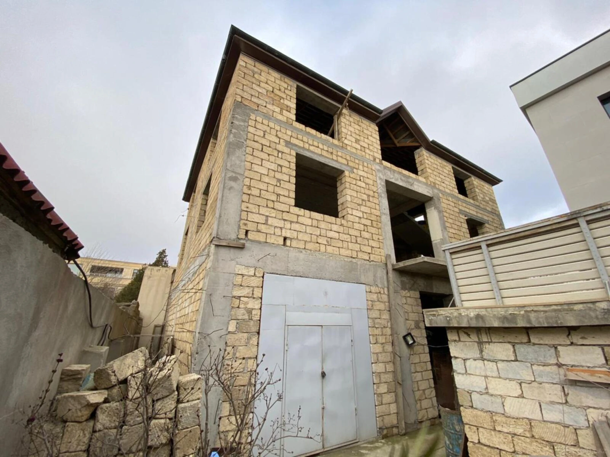 Satılır 5 otaqlı həyət evi 370 m²